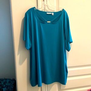 Short sleeve top, detail at neck
